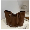Detalle del bolso tote de cuero marrón oscuro con hebillas doradas y parche logo - Marrón Oscuro