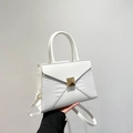 Sac à main structuré blanc avec motif crocodile embossé et boucle pyramide dorée - Blanc