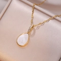 Collana dorata con ciondolo a goccia in madreperla bianca e zirconi in astuccio di seta - Collana con Conchiglia a Goccia d'Acqua Dorata (X2653)