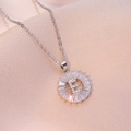 Collana con ciondolo lettera E argentata e halo di zirconi su tessuto di seta champagne - Stile Lettera E (X2632) / Argento