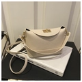 Dettaglio borsa a tracolla in pelle color crema con chiusura girevole dorata - Bianco Sporco