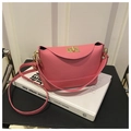 Dettaglio della borsa a tracolla in pelle rosa con chiusura a rotazione in metallo dorato - Rosa