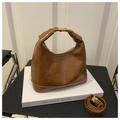 Detail einer dunkelbraunen Halbmod-Ledertasche mit Prägung und goldenen Metallelementen - Braun