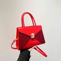 Bolso de mano rojo con textura de cocodrilo, tachuela dorada y asa superior - Rojo