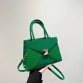 Sac à main vert élégant avec relief crocodile, rivet doré et bandoulière réglable - Vert