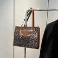 Borsa tote leopardata con manici in pelle marrone e tasca frontale con zip per pendolari - Marrone