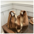 Detalle del bolso de hombro en ante mate marrón con cordones laterales en mesa de cristal - Marrón