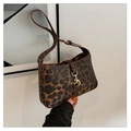 Dettaglio borsa leopardata con fibbia in metallo dorato e tracolla regolabile trendy - Marrone