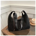 Detalle de bolso tote de ante negro con costuras en contraste y correa ancha - Negro