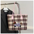 Detail of checkered tote bag with pink straps and a cute cartoon dog plush embroidery - Pink