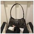 Detalle del bolso baguette de tendencia con estampado de leopardo y correa de hombro - Leopardo Marrón