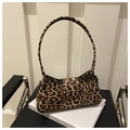 Detalle del bolso baguette con estampado de leopardo y textura de pelo sintético - Leopardo Café Oscuro