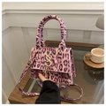 Dettaglio borsa leopardata rosa con logo S dorato e nappine in metallo moda - Rosa