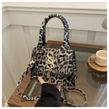 Dettaglio della borsa leopardata con logo in metallo dorato e nappine a frangia - Nero