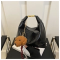 Detail der schwarzen Lackleder-Tasche mit goldener H-Schnalle und Welpenanhänger - Mit Anhänger / Schwarz