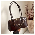 Sac à main en cuir ciré marron foncé avec fermetures dorées et bandoulière rétro chic - Marron
