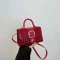 Sac à main rouge motif crocodile avec boucle dorée et bandoulière réglable pour femme - Rouge