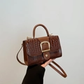 Sac à main marron foncé en similicuir avec motif crocodile et boucle dorée - Marron