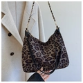 Dettaglio borsa hobo leopardata con catena dorata e tracolla in pelle nera - Nero Grande