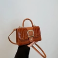 Sac à main marron caramel à motif crocodile avec boucle dorée et bandoulière amovible - Marron