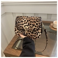 Dettaglio borsa a tracolla leopardata con chiusura a scatto in metallo dorato a forma di U - Marrone