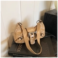 Borsa a mezzaluna in pelle PU kaki con grande fibbia in metallo su sfondo stile minimalista - Cachi