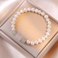 Élégant bracelet en perles d'eau douce S925 avec jade carré dans un écrin à bijoux - Bracelet en Perles d'Eau Douce Sucre Carré (SF0044)