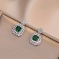 Luxe geometrische smaragdgroene oorbellen met fonkelende witte zirkonia accenten - Smaragd Oorbellen