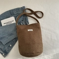 Braune flauschige Fleece-Beuteltasche mit verstellbarem Schultergurt für Herbst und Winter - Braun