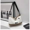 Detalle del bolso bandolera minimalista con correa ajustable y diseño en contraste - Caqui
