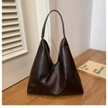 Detail einer dunkelbraunen PU-Leder Hobo-Tasche mit einzigartigem Dreiecksfalten-Design - Braun