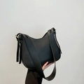 Borsa a spalla a mezzaluna nera in pelle opaca con dettagli in metallo dorato - Nero