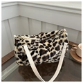 Detalle de bolso de piel sintética de leopardo con aro dorado y correa de cuero blanco - Sin Colgante / Blanco
