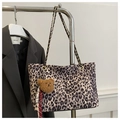 Detalle de bolso tote de leopardo con cadena dorada y colgante de osito de peluche - Caqui con Colgante