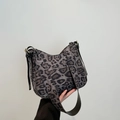 Borsa a spalla leopardata grigia in ecopelliccia con dettagli dorati e tracolla larga - Stampa Leopardata Nero