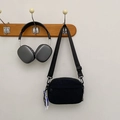 Minimalistische schwarze Nylon Umhängetasche mit Reißverschlusstasche und blauem Gurt - Mit Anhänger / Schwarz