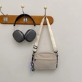 Minimalistische beige Nylon-Umhängetasche mit Gurt und Schachbrett-Anhänger - Mit Anhänger / Weiß