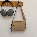 Minimale khakifarbene Nylon-Umhängetasche mit verstellbarem Riemen und Reißverschlussfach - Mit Anhänger / Khaki