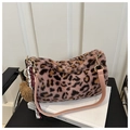 Detalle del bolso tote de pelo sintético de leopardo rosa con cadena dorada y pompón suave - Con Colgante / Rosa
