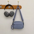Blaugraue Nylon-Umhängetasche mit schwarzem Gurt und Schachbrett-Bär-Anhänger - Mit Anhänger / Blau