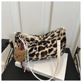 Detalle del bolso de felpa con estampado de leopardo y adorno de oso pequeño - Con Colgante / Blanco