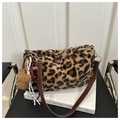 Detalle del bolso tote de piel sintética de leopardo con correa y oso de peluche - Con Colgante / Marrón