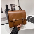 Dettaglio di una borsa a tracolla vintage in pelle PU marrone con doppie fibbie classiche - Marrone