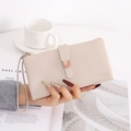 Nahaufnahme der beigen Langbörse mit Litschi-Muster und eleganter Roségold-C-Schnalle - Beige Aprikose
