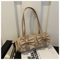 Dettaglio della borsa a cilindro beige con doppi fiocchi grandi e texture in ecopelle - Cachi