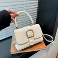 Borsa a mano chic in vernice bianca con fibbia dorata e tracolla staccabile - Bianco