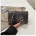 Minimalistische Umhängetasche mit Leopardenmuster, Goldkette und stilvollem Verschluss - Leopard Dunkelbraun