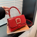 Piccola borsa quadrata in vernice rossa con grande fibbia dorata e tracolla - Rosso