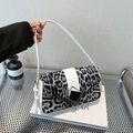 Sac à bandoulière léopard avec lanière en cuir blanc et boucle dorée géométrique - Blanc