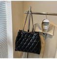 Modische schwarze gesteppte Shopper-Tasche mit goldener Metallkette im eleganten Stil - Schwarz